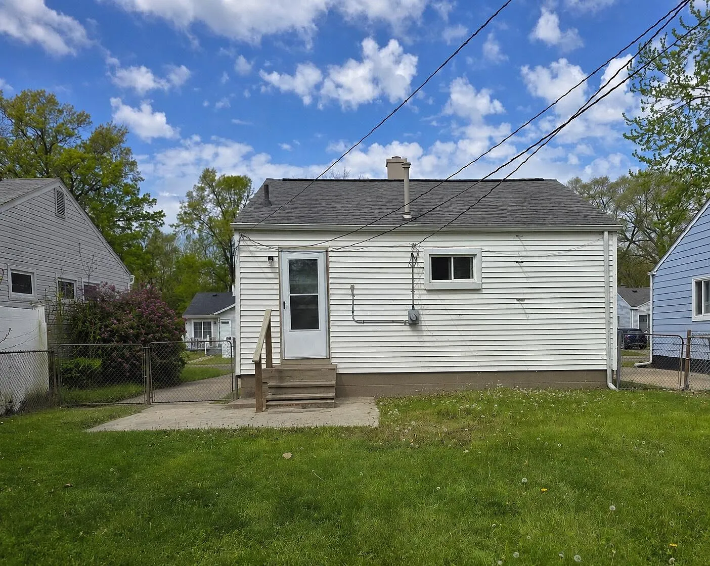 2 bed, 1.0 bath, 696 sqft, $1,250 — Photo 2
