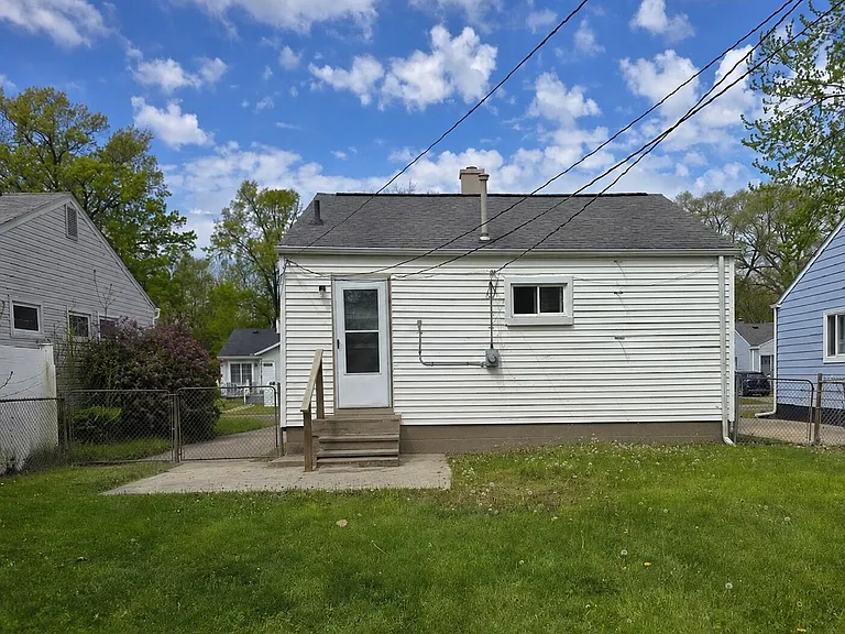 27392 Osmun St — Photo 3