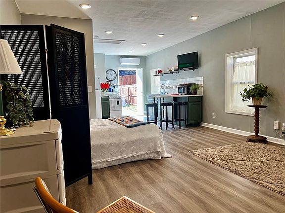 4th image of 429 Ann Ave