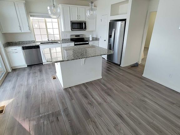 3rd image of 10046 Zeno St