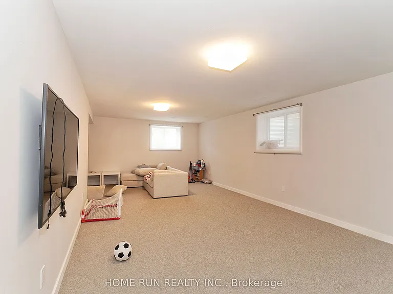 250 Soprano Ave — Photo 38