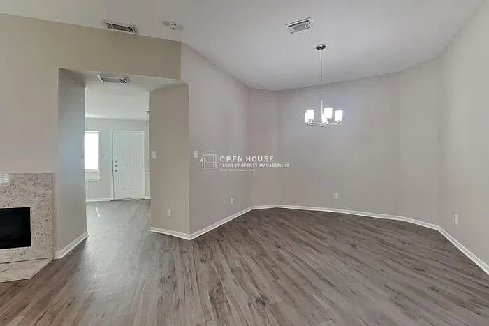 3 bed, 2.0 bath, 1746 sqft, $2,100 — Photo 4