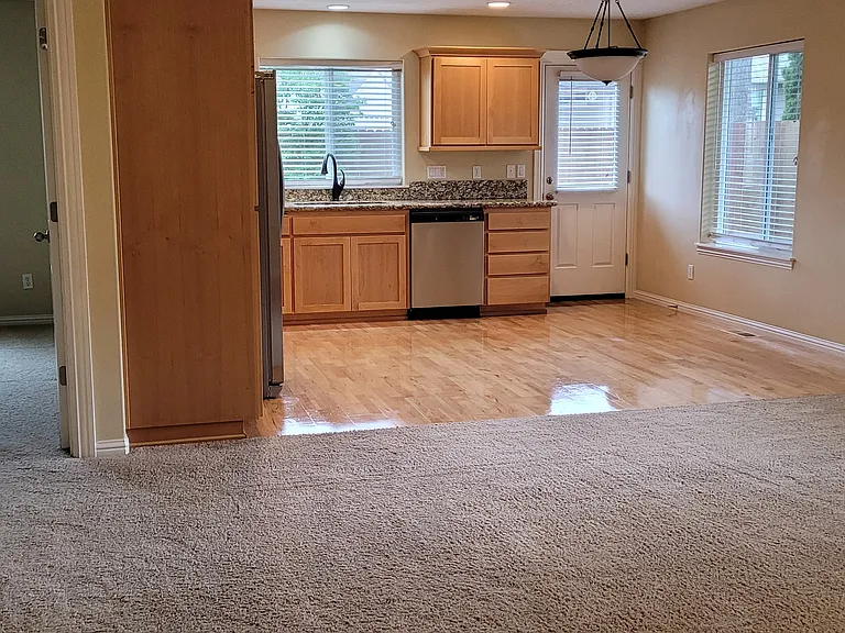 539 SE Oak Grove Ave — Photo 5