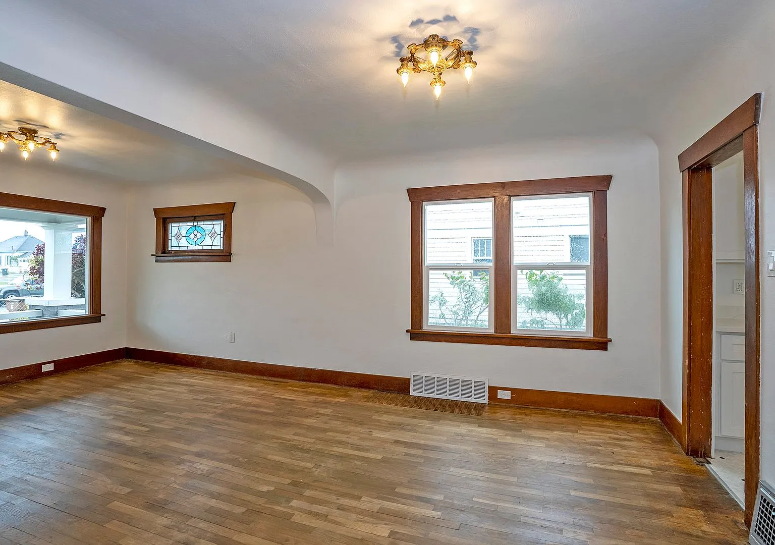 4 Bedroom Craftsman Style House in Tacoma — Photo 4