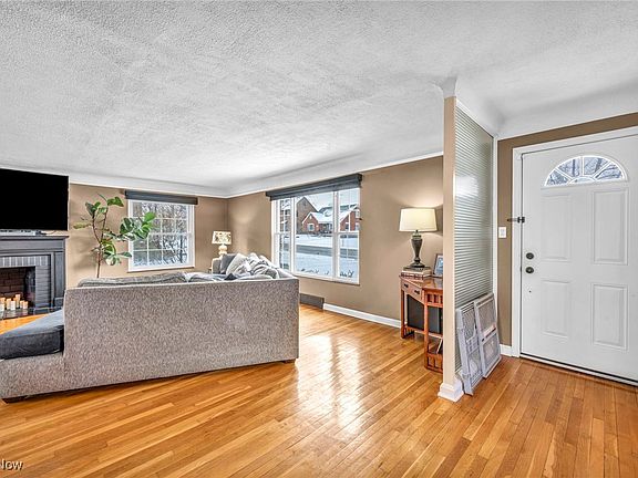 3rd image of 1461 Parkwood Rd