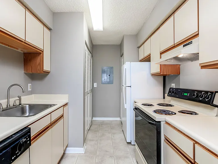 Hickory View Apartments — Photo 21