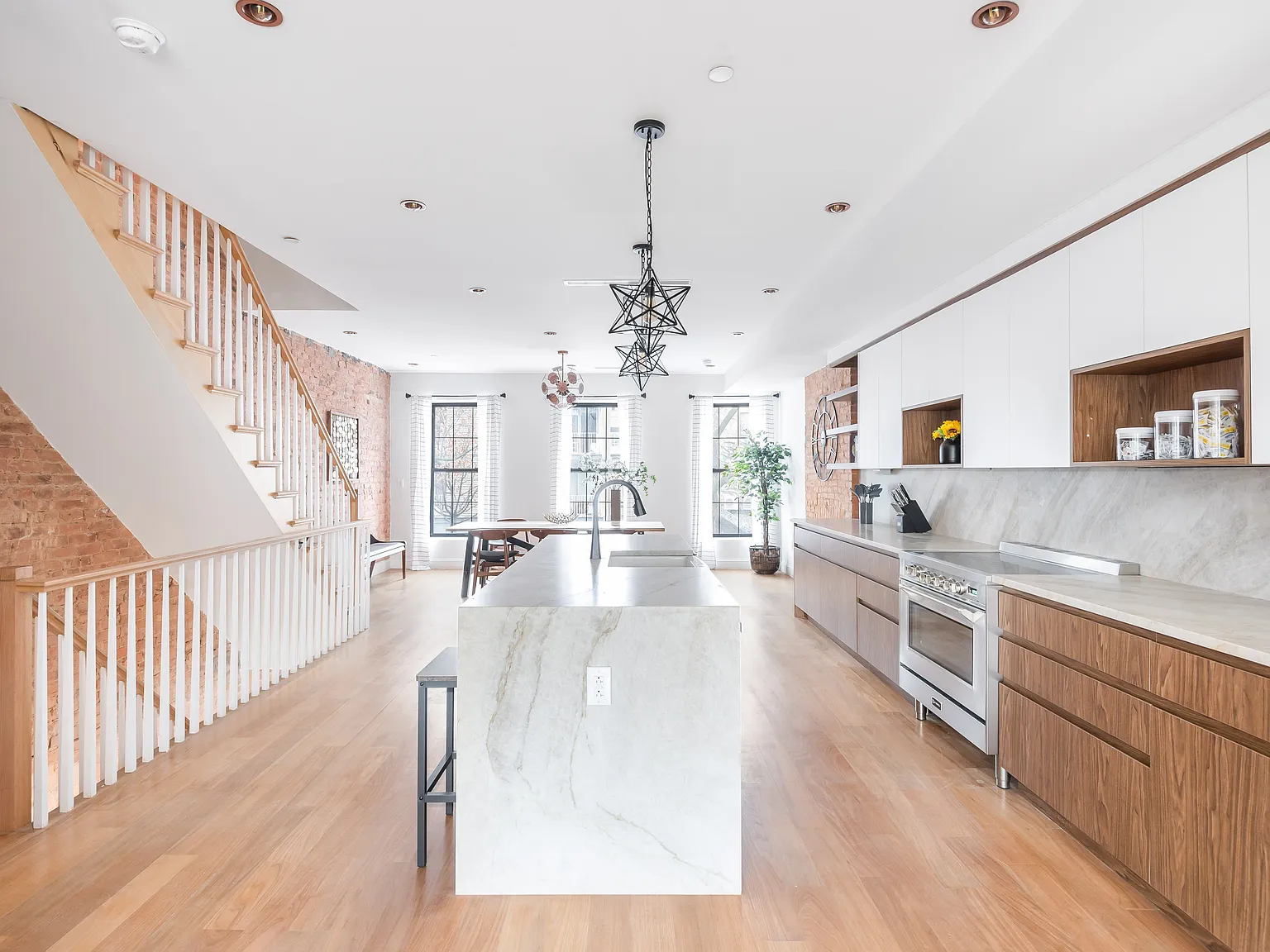 942 Pacific Street — Photo 2
