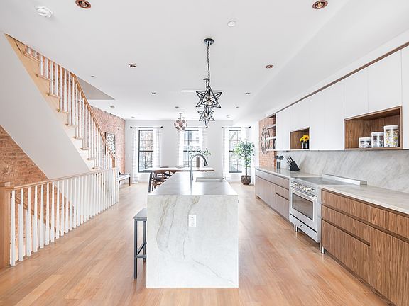 2nd image of 942 Pacific St Floor 2