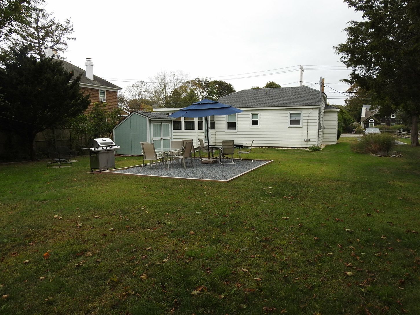  Large Yard with BBQ and Dining area