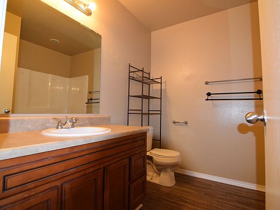 4th image of 301 Plum St #Townhouse 9