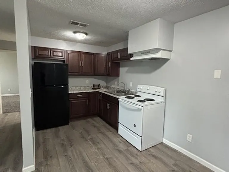 608 N Woodland Dr — Photo 2