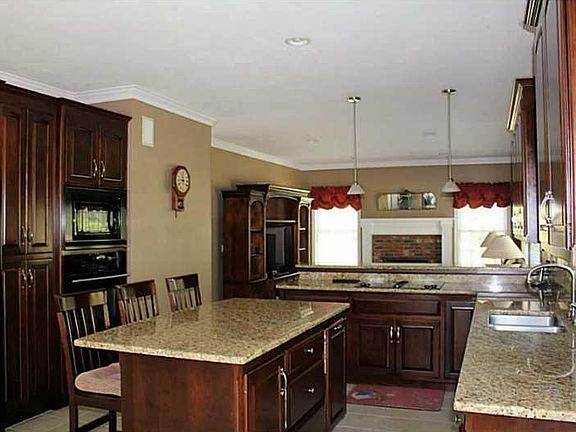 5th image of 40 Acorn Dr
