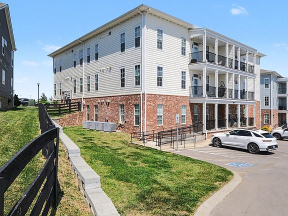 5th image of 828 Goswell Dr #102