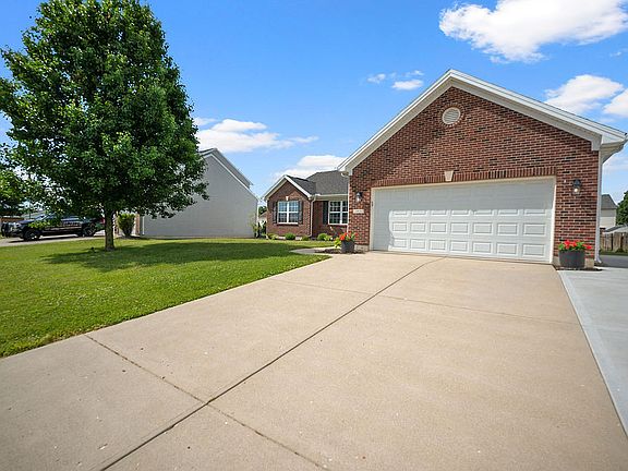 5th image of 303 E Arlington Dr
