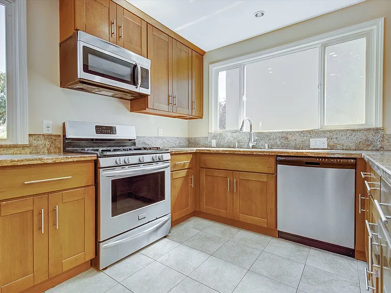 14 Castlemont Ave — Photo 2
