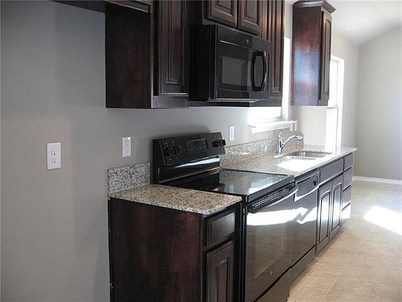 4th image of 208 Brazos Valley Ln
