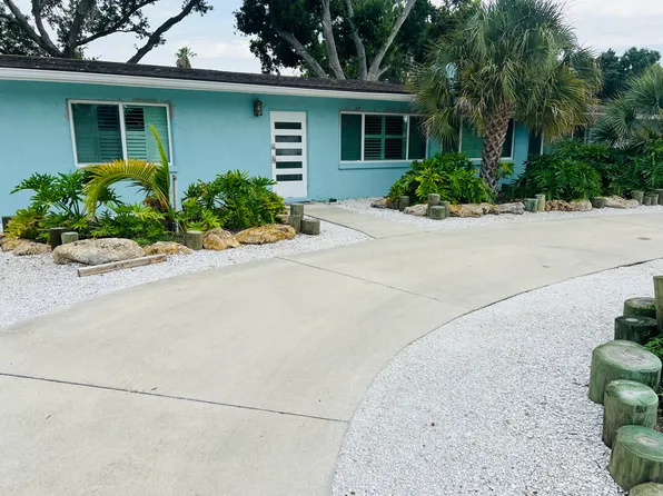 121 Charles Dr, Nokomis, FL 34275