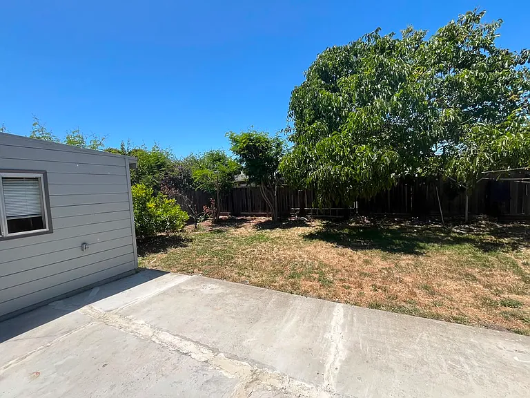 589 Manzanita Ave — Photo 2