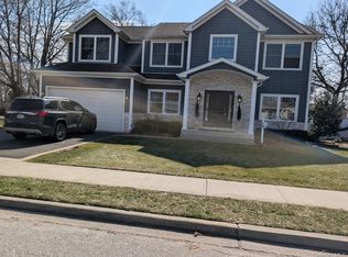 10 Beverly Rd, Farmingdale, NY 11735