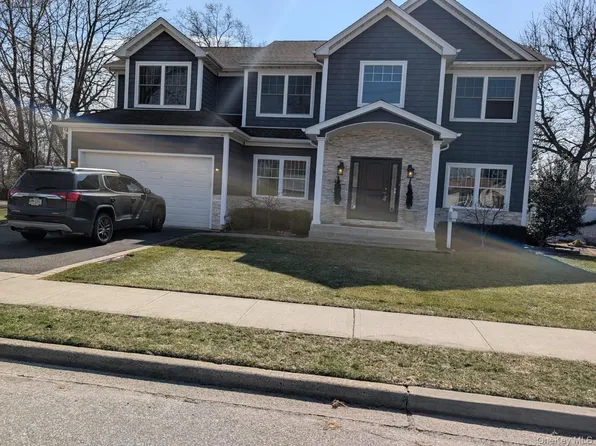 10 Beverly Road, Farmingdale, NY 11735