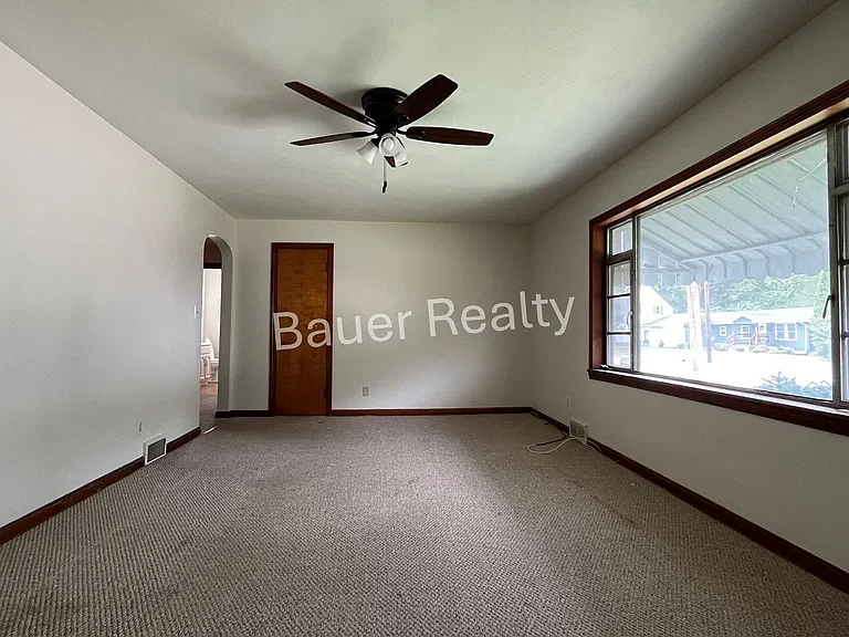 1003-1005 Masters Ave — Photo 10