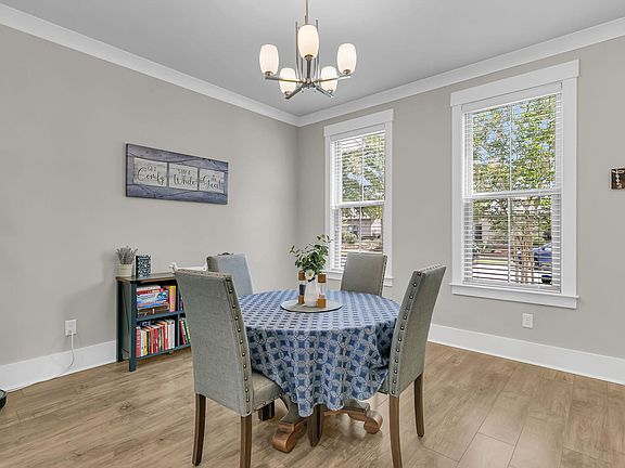 4th image of 224 Oak Park St