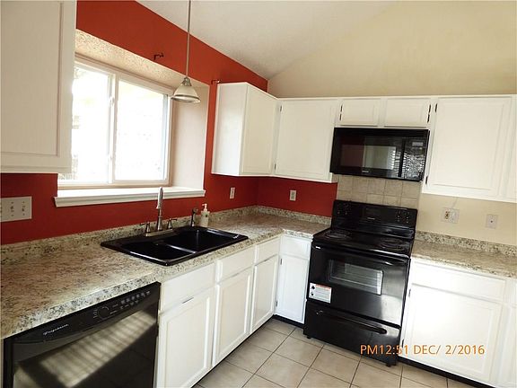 3rd image of 704 Bluebonnet Dr