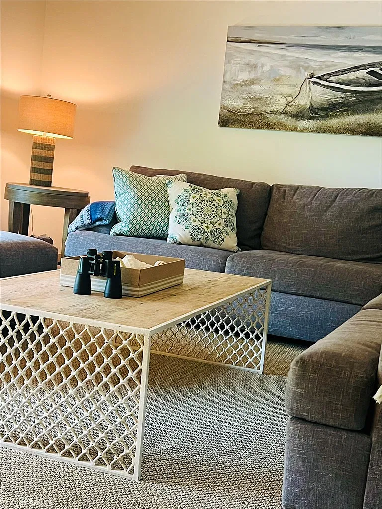 2 bed, 2.5 bath, 1560 sqft, $9,000 — Photo 3