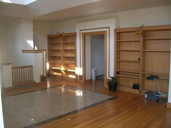 3rd image of 5847 N Kenmore Ave #Penthouse