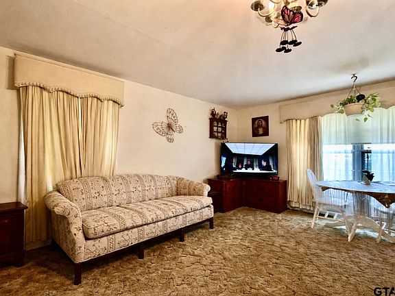2nd image of 203 Yates St
