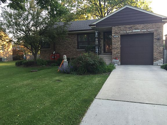 Attached garage 