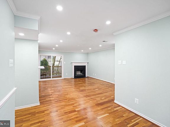 3rd image of 1519 Lincoln Way #201
