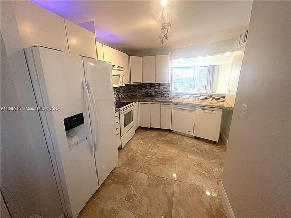 4th image of 1750 NE 191st St APT 519-3