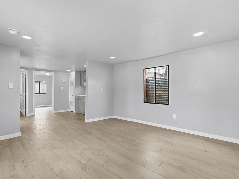 593 Myra St — Photo 11