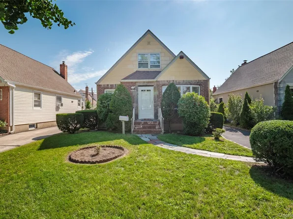 82-53 266th Street, Floral Park, NY 11004