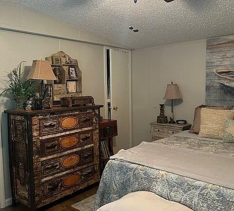 4th image of 290 Camelot Dr