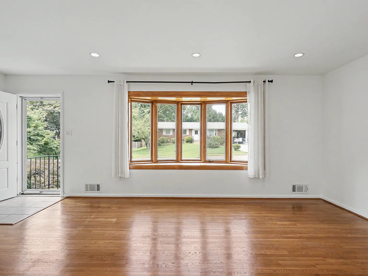 3 bed, 1880 sqft, $3,450 — Photo 4