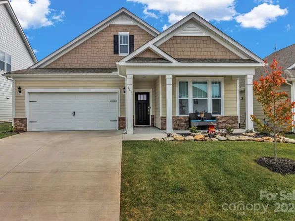 661 Fox Cove Rd, Hendersonville, NC 28792