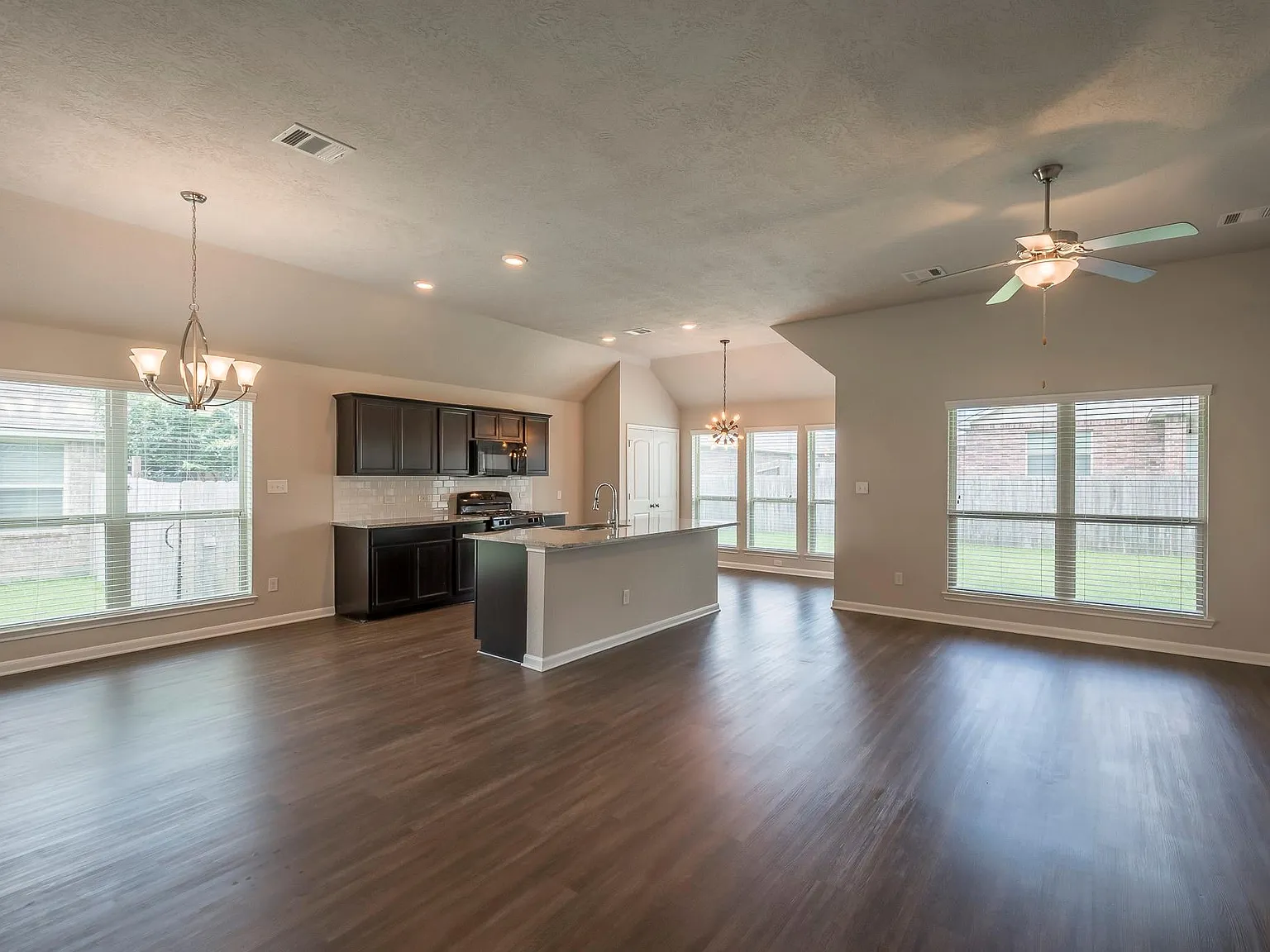 4 bed, 2.0 bath, 1755 sqft, $1,975 — Photo 3