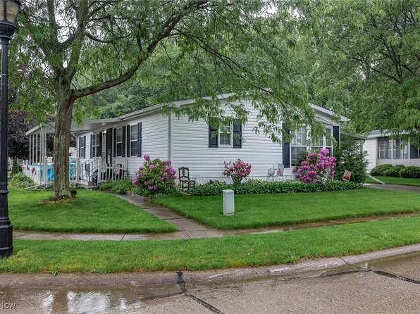 61 Periwinkle Dr, Olmsted Falls, OH 44138