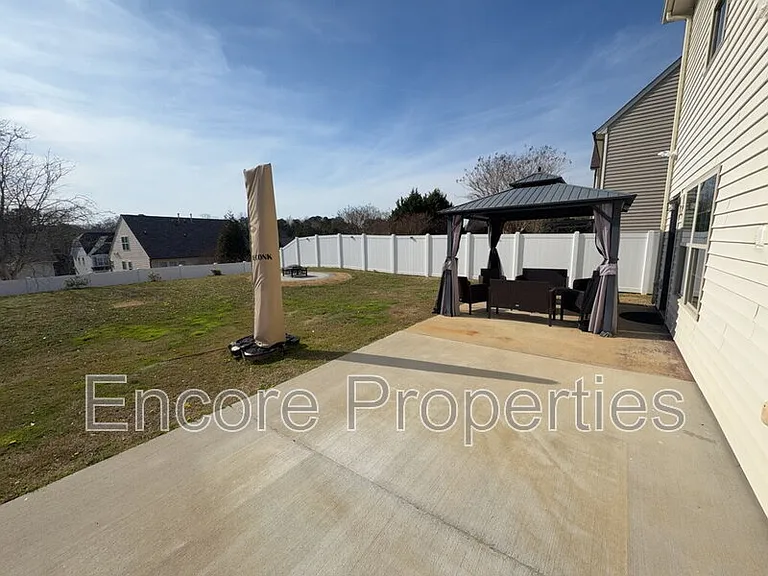 912 Custom Oak Ln — Photo 17
