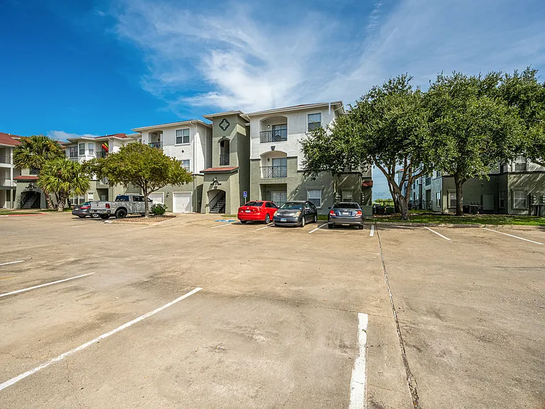Baypoint Apartments — Photo 31
