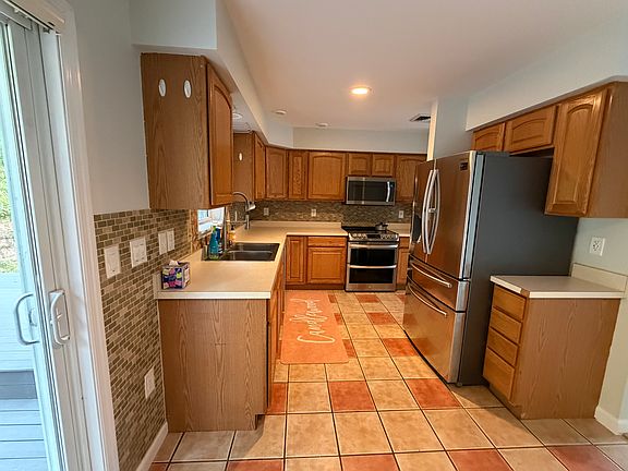 3rd image of 19 Candlewood Springs Rd