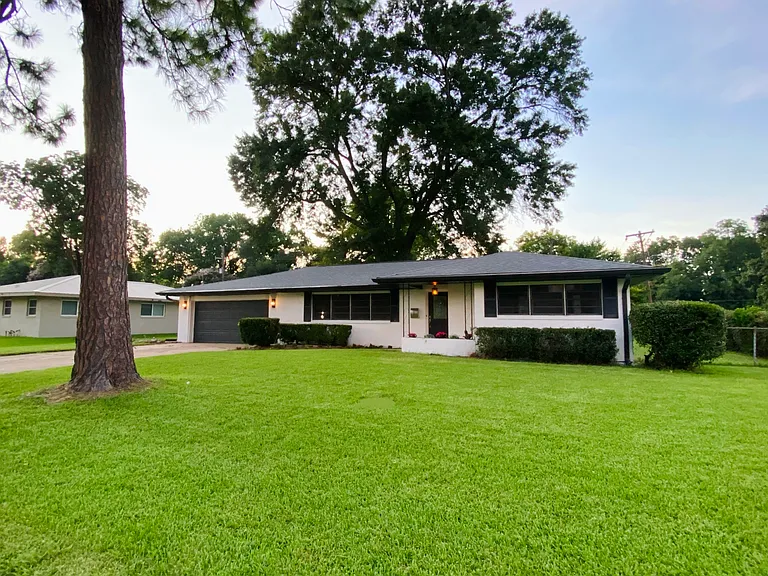 858 Robards St — Photo 22