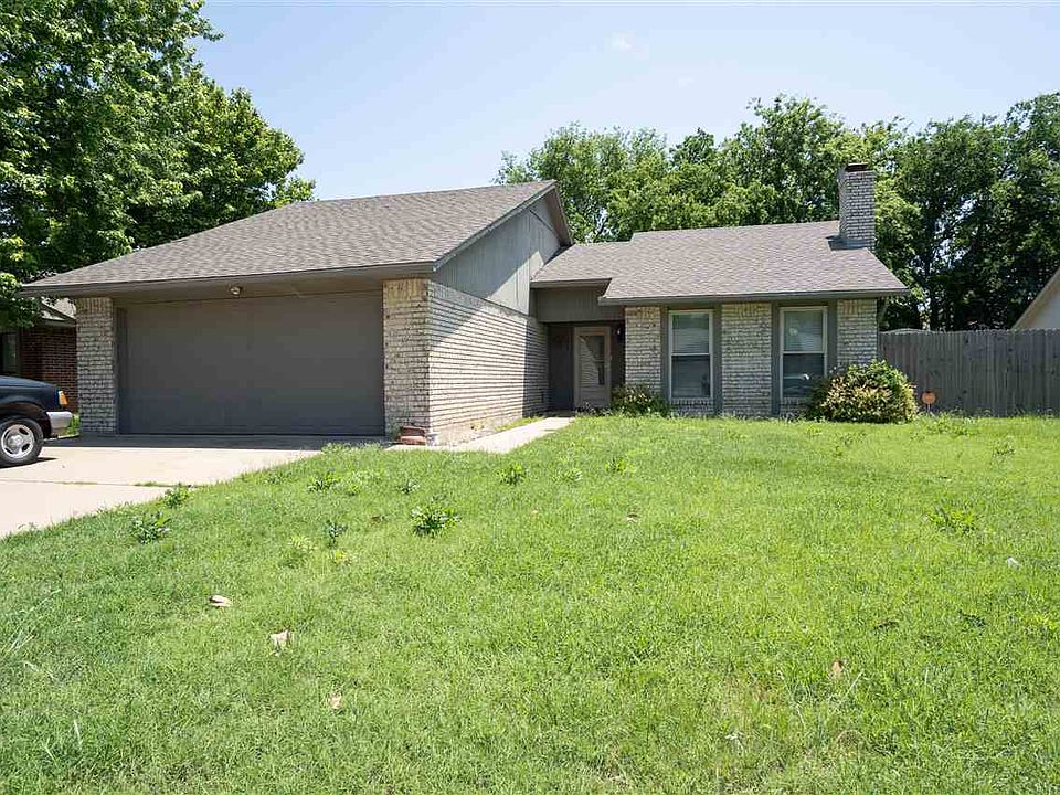 1st image of 3005 NE Lancaster Ln
