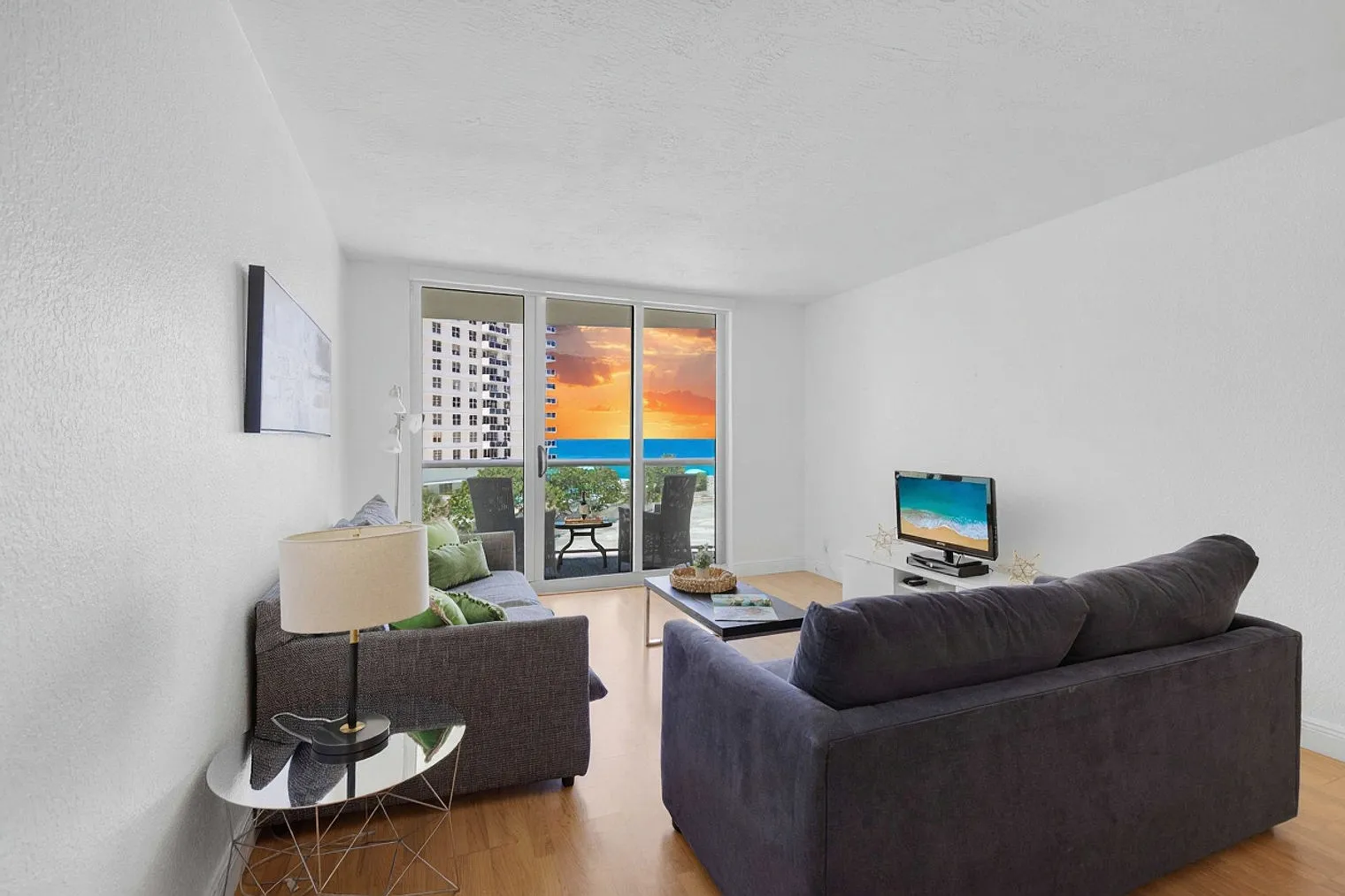 1 bed, 1.0 bath, 871 sqft, $3,331 — Photo 4