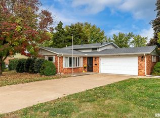 1138 Fairlane Dr, Bettendorf, IA 52722