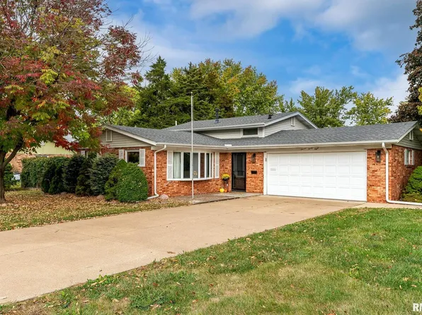 1138 Fairlane Dr, Bettendorf, IA 52722