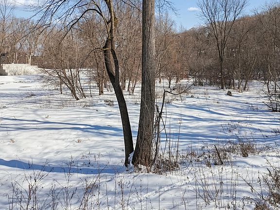 4th image of 445 Bovey Rd