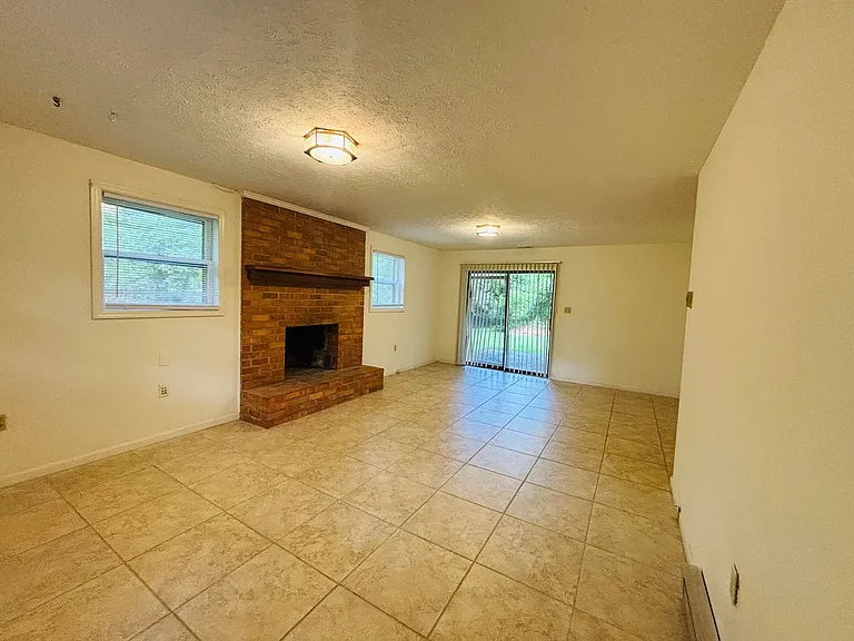 315 Sunset Blvd — Photo 15